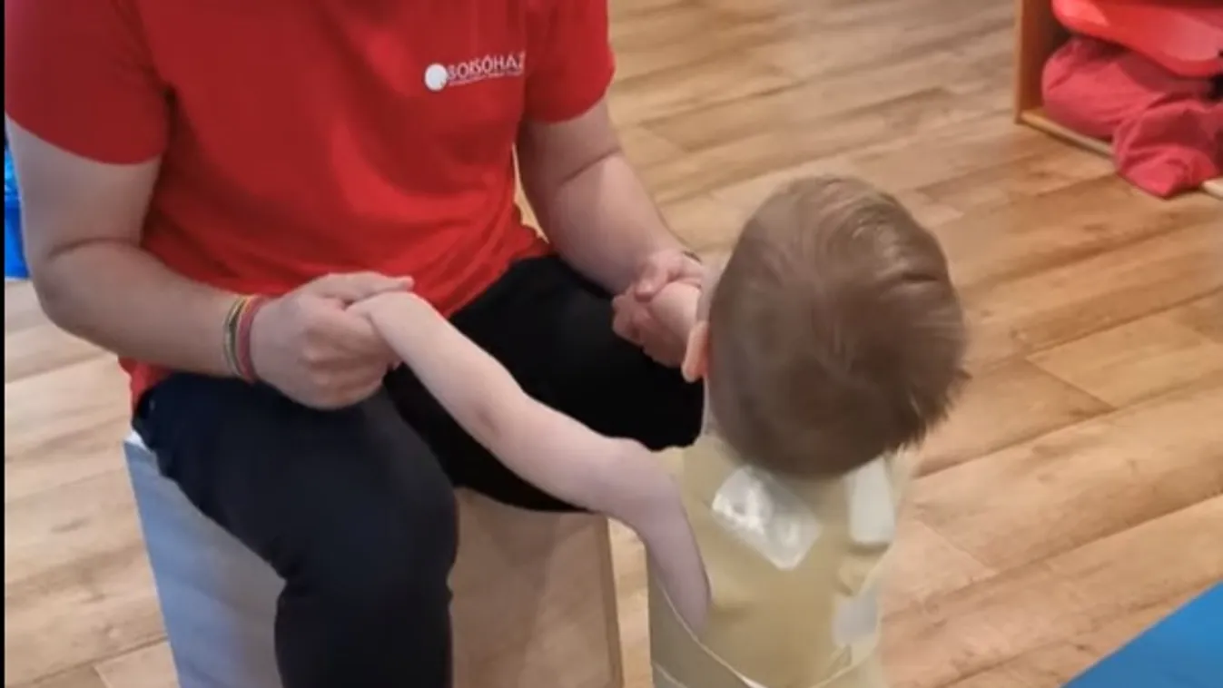Megtette első lépéseit Zente, egy évvel ezelőtt kapta meg a kezelést - videó