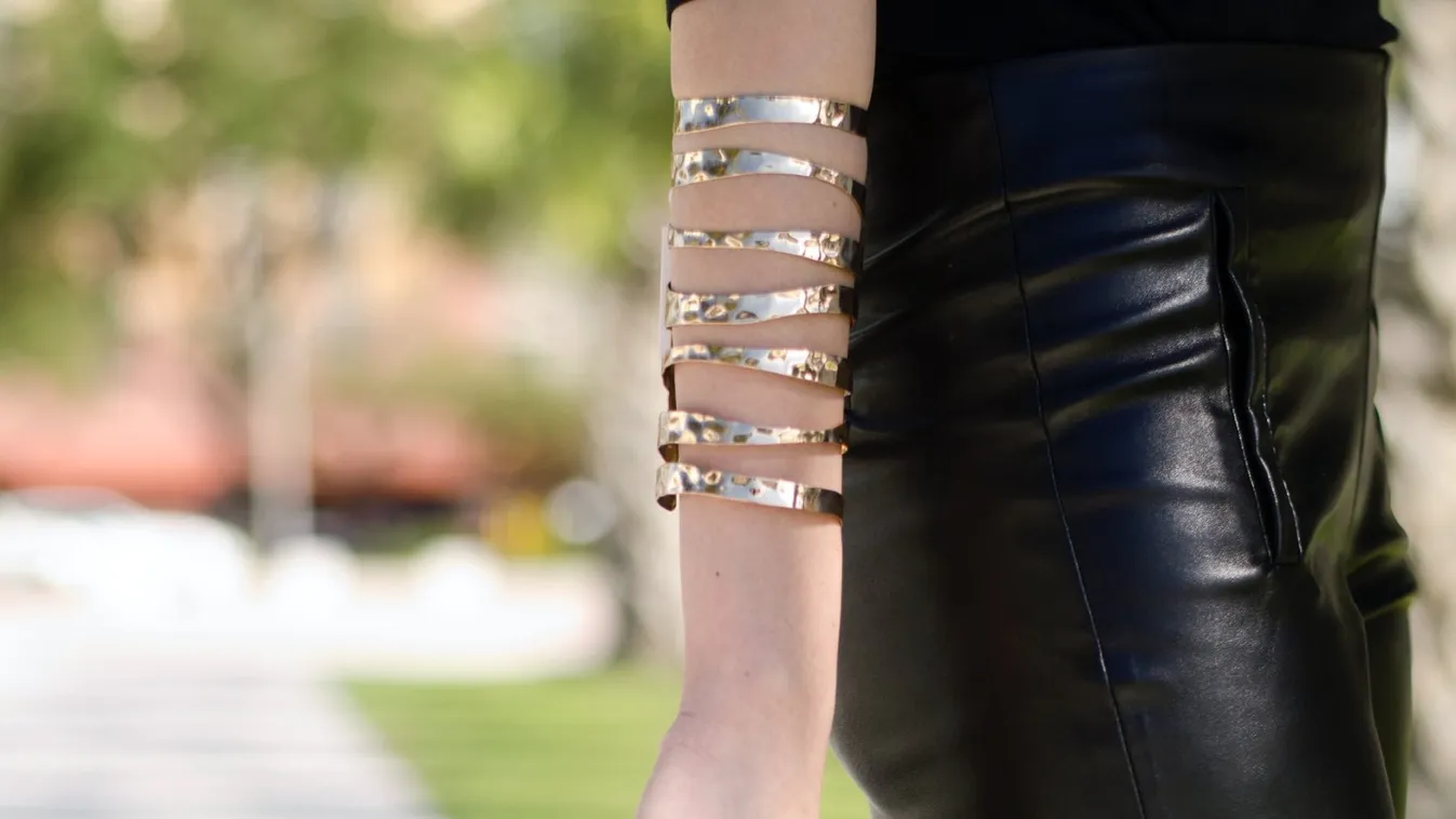 Kínos helyzetbe hozta a szexi bőrnadrág a fiatal lányt, TikTok videóban figyelmezteti a nőket