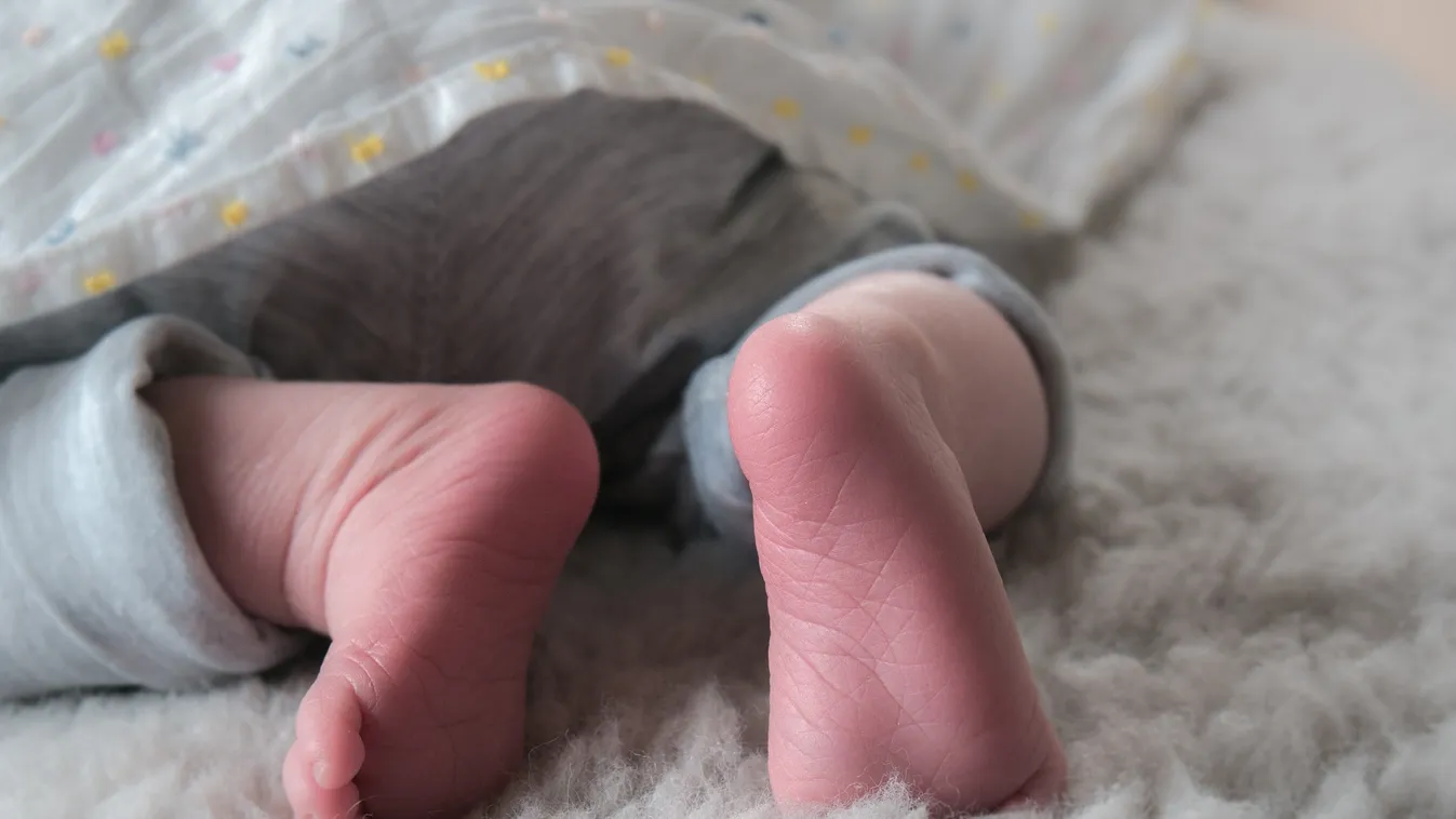 Tragikus hírekre ébredt az édesapa: felesége és 7 hónapos kisfia meghalt, amíg ő aludt