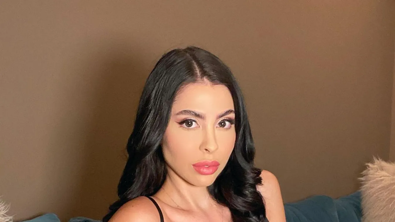 Meztelenül a kádban, meglesték a brutál mellű színésznőt