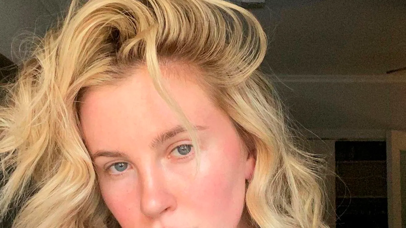 Alig fért bele a piros melltartóba Kim Basinger lányának feszes melle - Fotó