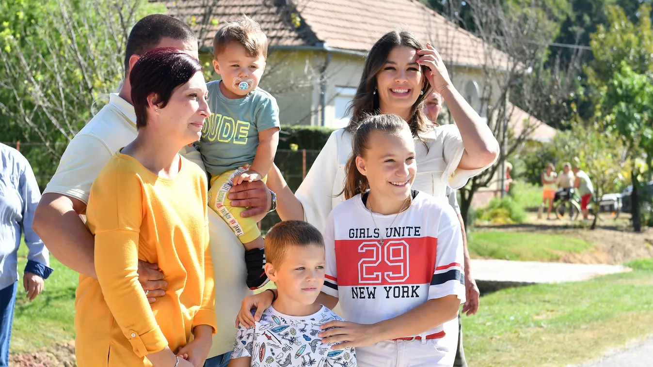 Természeti katasztrófa után új életet kapott a hős tűzoltó és családja
