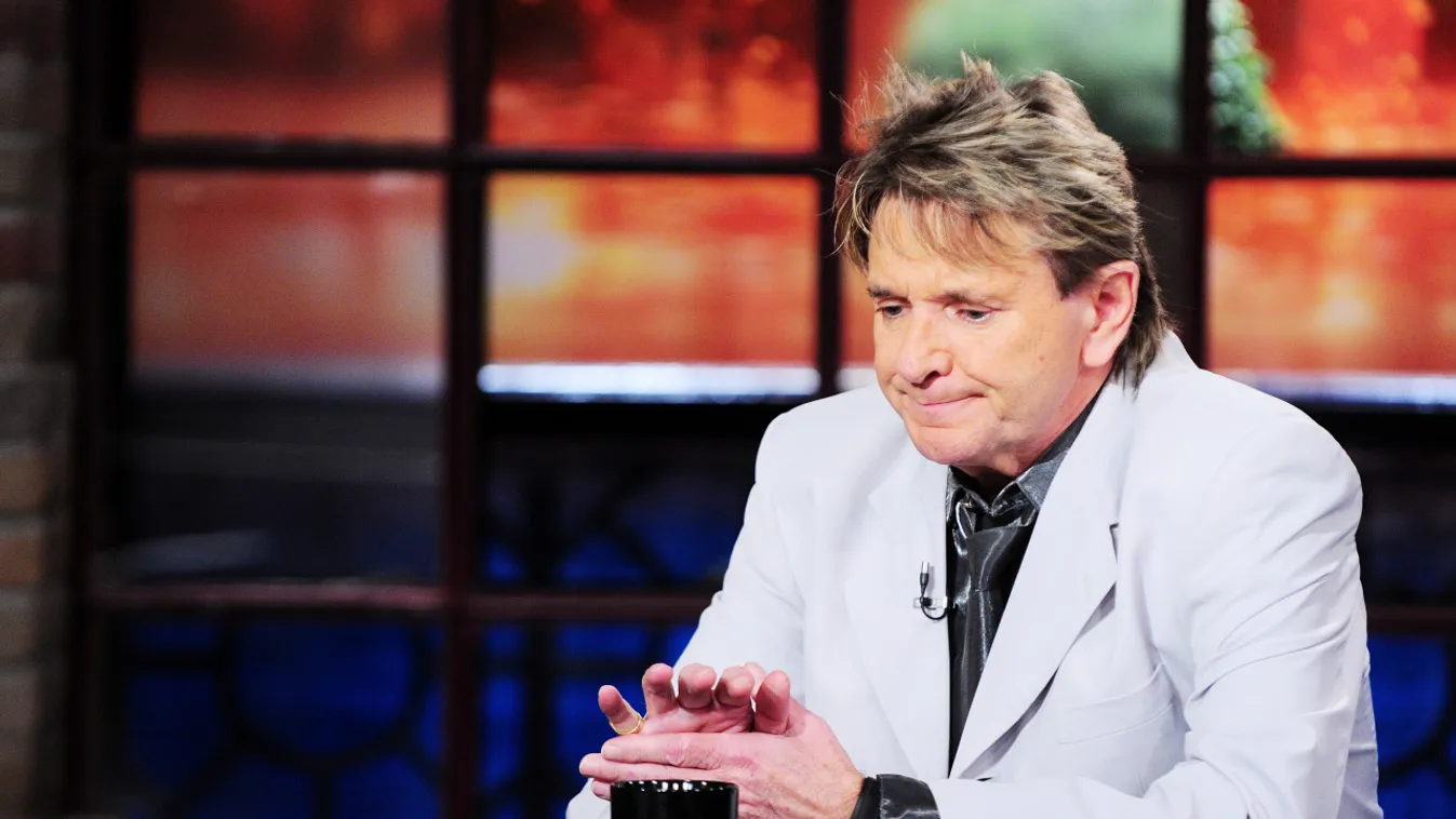 Nyolc éve halt meg: Gyertyát gyújtottak Komár László sírjánál - Videó