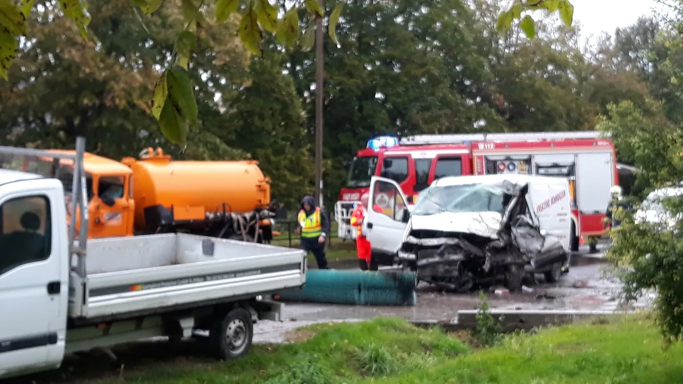Locsolókocsi és furgon ütközött Vaskútnál - durva helyszíni fotó