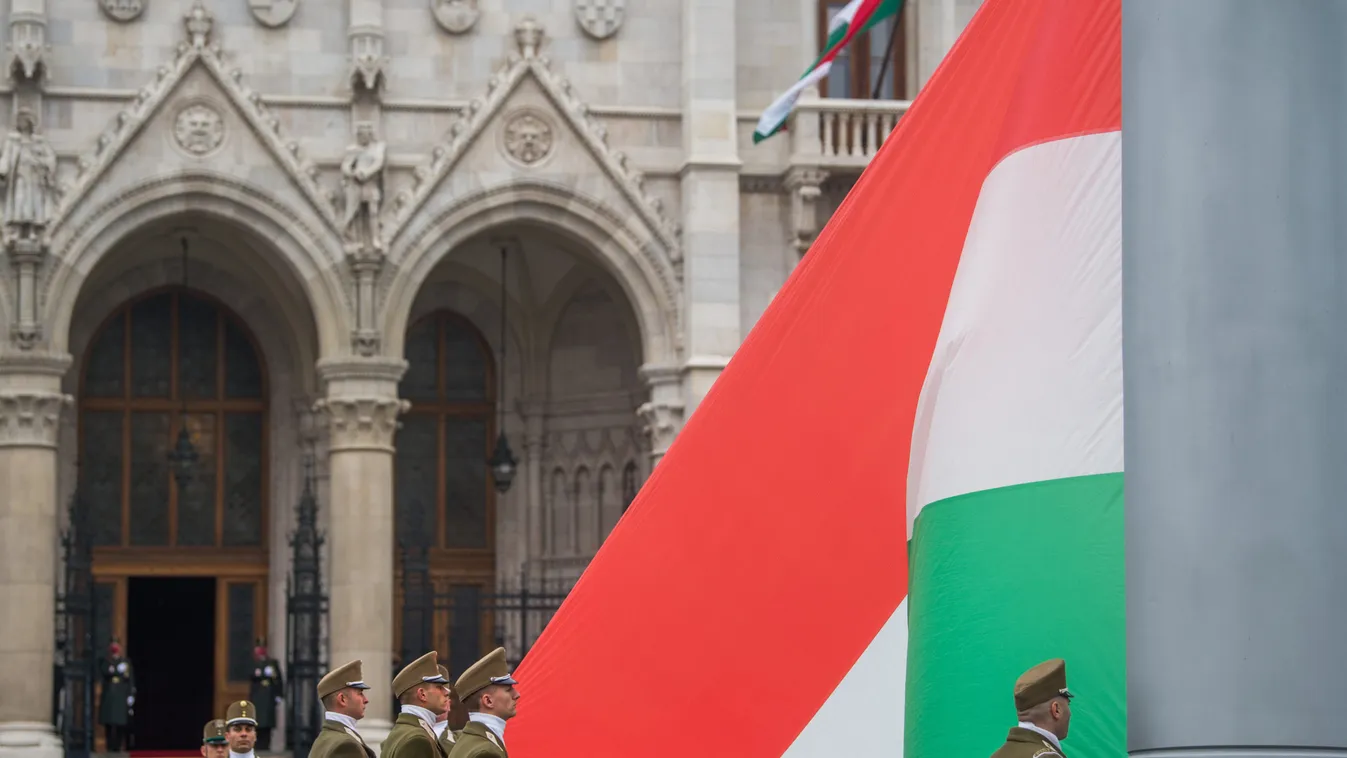 Felvonták a nemzeti lobogót a Parlament előtt - friss fotók érkeztek