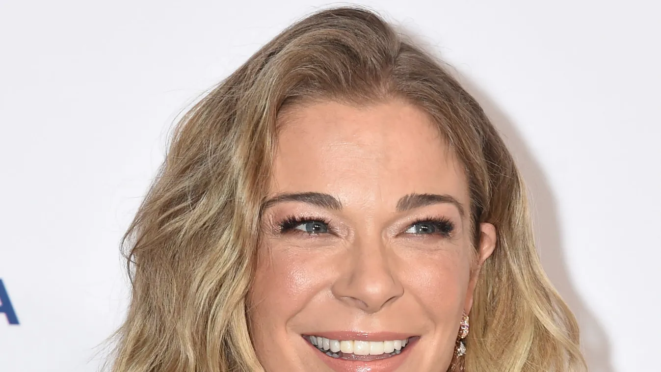 Anyaszült meztelenül mutatta meg testét a krónikus bőrbeteg énekesnő - Fotó