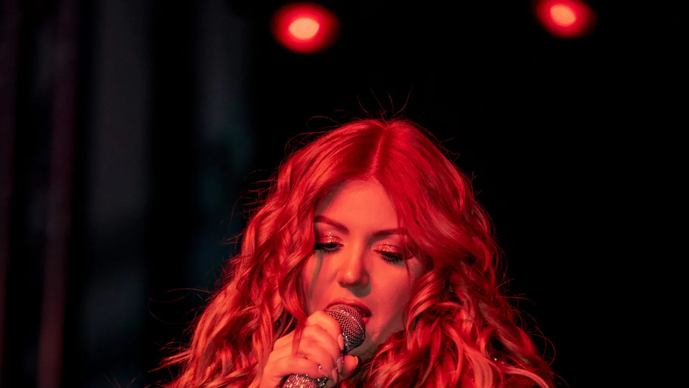 Ördögien szexi: Tolvai Reni piros bőrruhában csábít