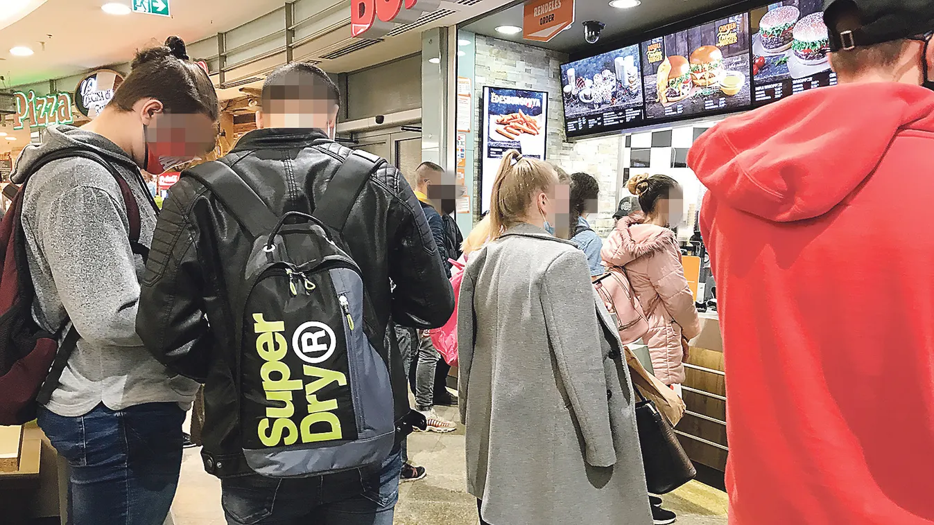 Mi ez a tömegnyomor? Senki nem tartja a távolságot a boltokban - Fotók