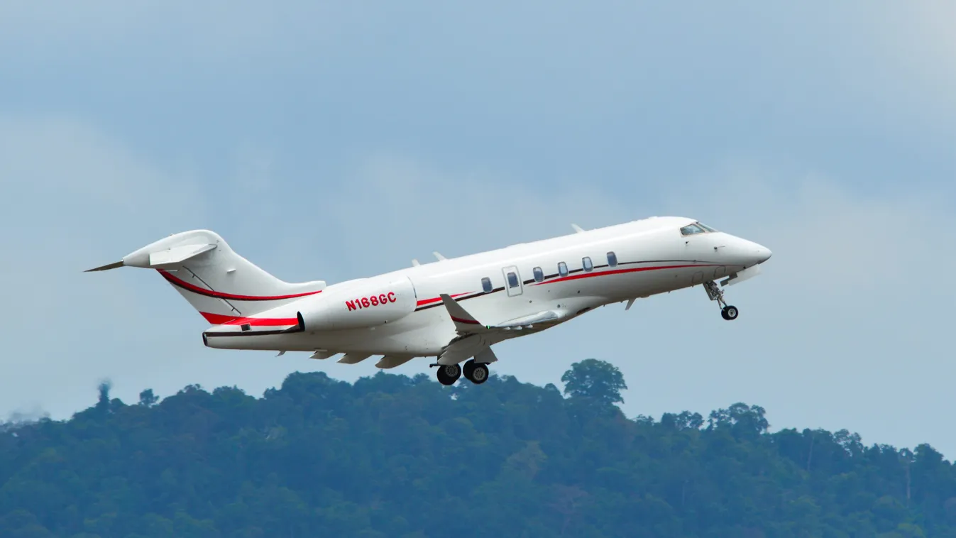 Magángéppel érkeztek a migránsok a reptérre, diplomatának hazudták magukat