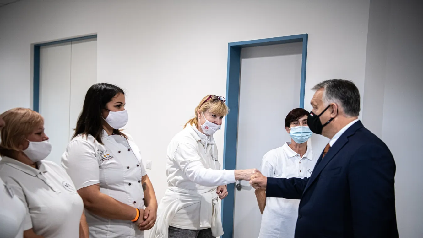 „A pogácsa is remek volt”: a menzás nénikkel is ökölpacsizott Orbán Viktor – videó