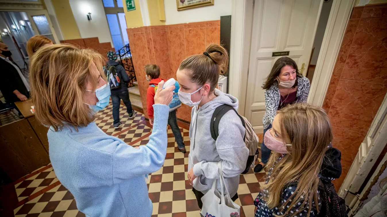 Mától kezdődik az új élet: Tíz másodperc alatt „lázmérőzik” a sulisokat