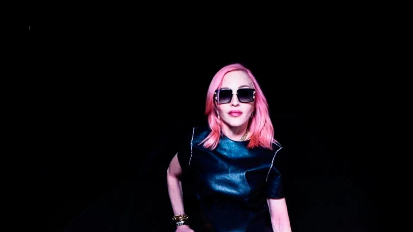 Napi szürreál: Pottyantóssal pózolt Madonna - Videó