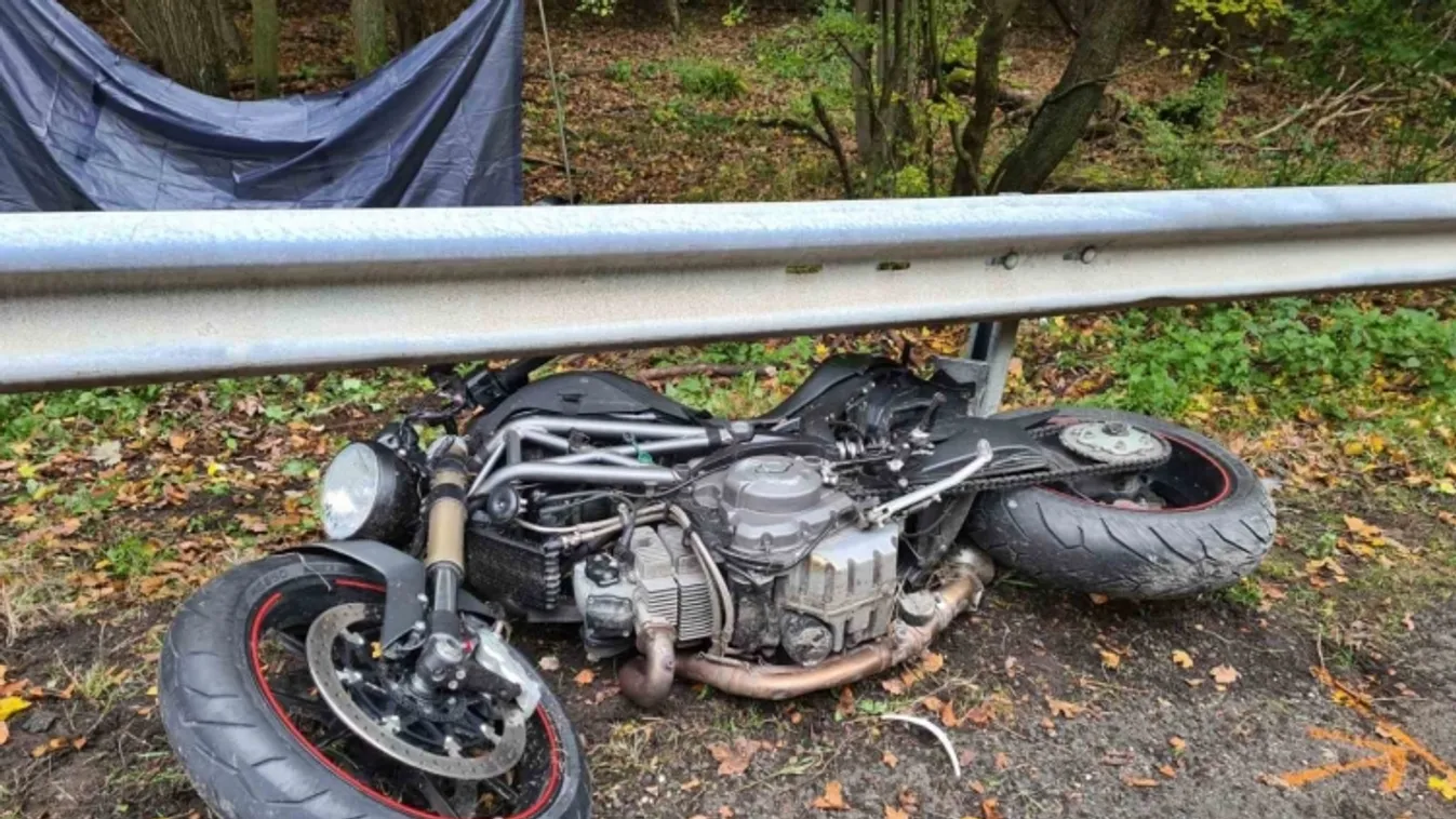Brutális helyszíni fotók: szalagkorlátnak hajtott egy motoros Pilisszentkeresztnél