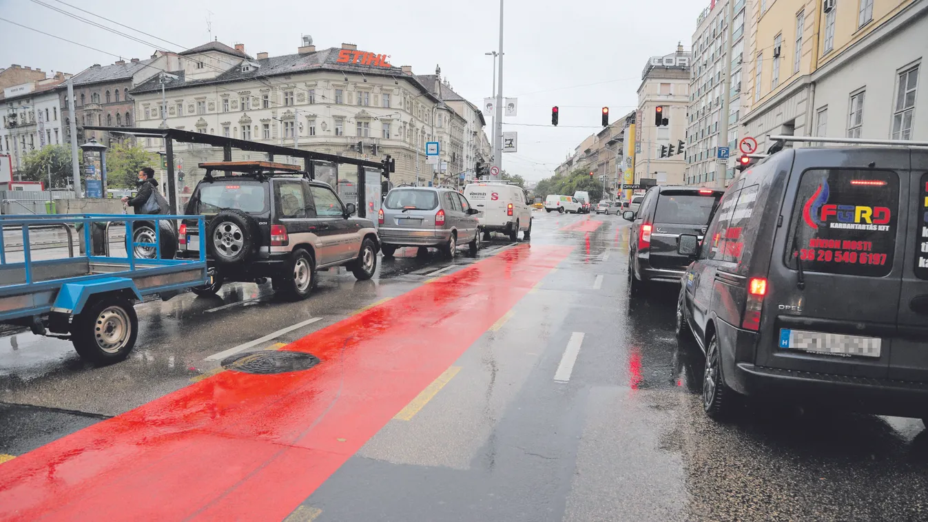 Óránként 3 bringás miatt van dugó a fővárosban – rossz időben sem szüntetik meg a kerékpársávokat