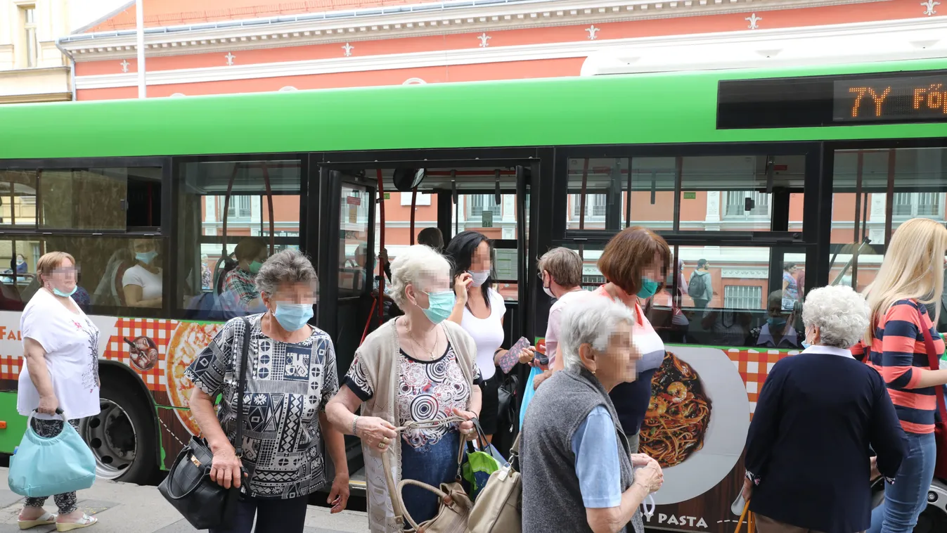 Karácsony lezavarná a nyugdíjasokat a buszról, villamosról! Miért nem inkább a járatokat sűríti?