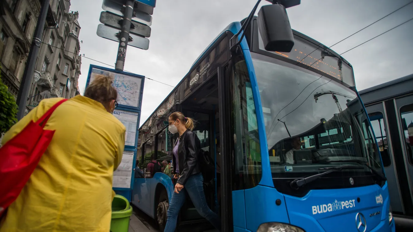 Őrület: a 105-ös busz tetején utazott egy fiatal