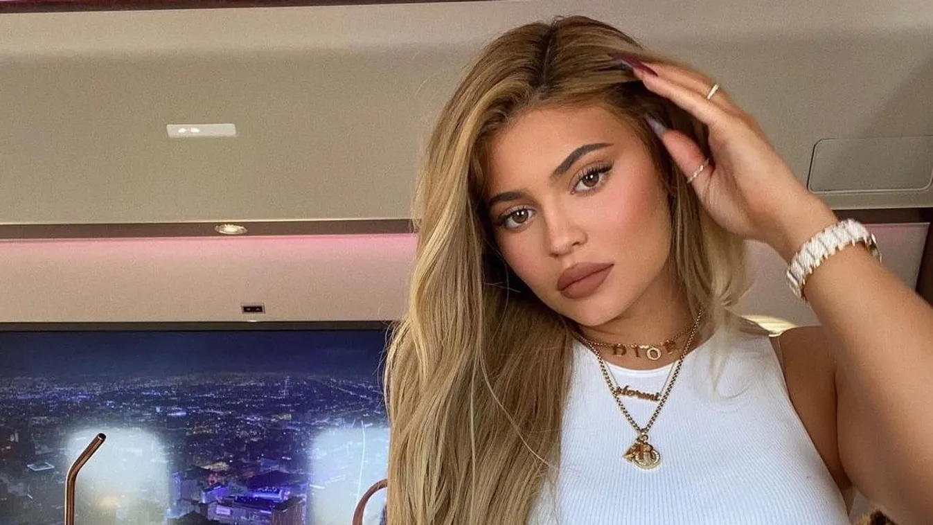 Több millió lájkot hozott Kylie Jenner kivillanó mellalja - Fotó