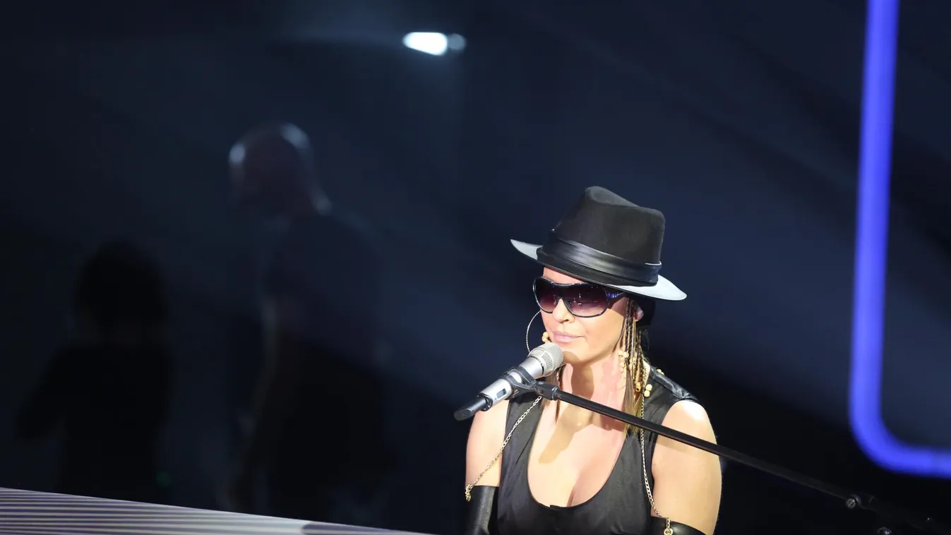 Így még nem láttuk, nem sokat takart a magyar énekesnő felsője