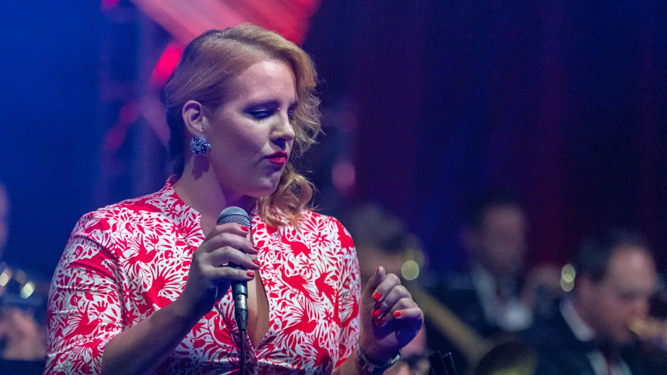 Döbbenetes fotó került elő Tóth Vera múltjából, ő áll mellette - Fotó