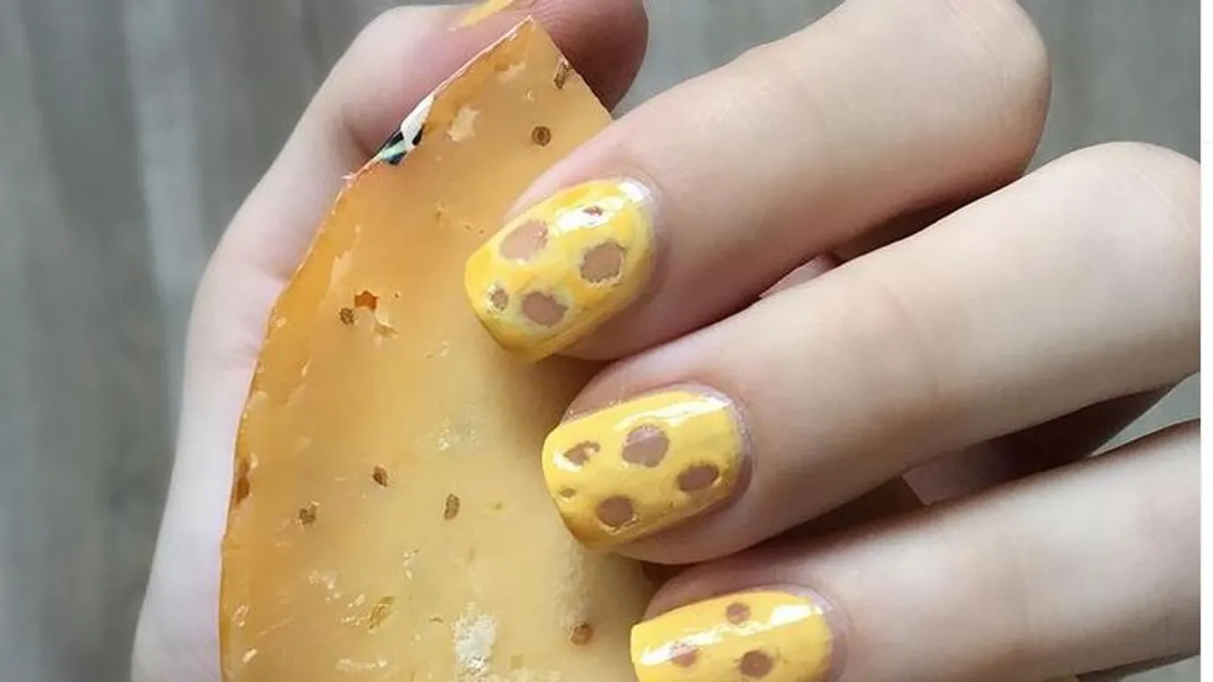 Sajtköröm a legújabb bizarr trend, kiakadtak a férfiak