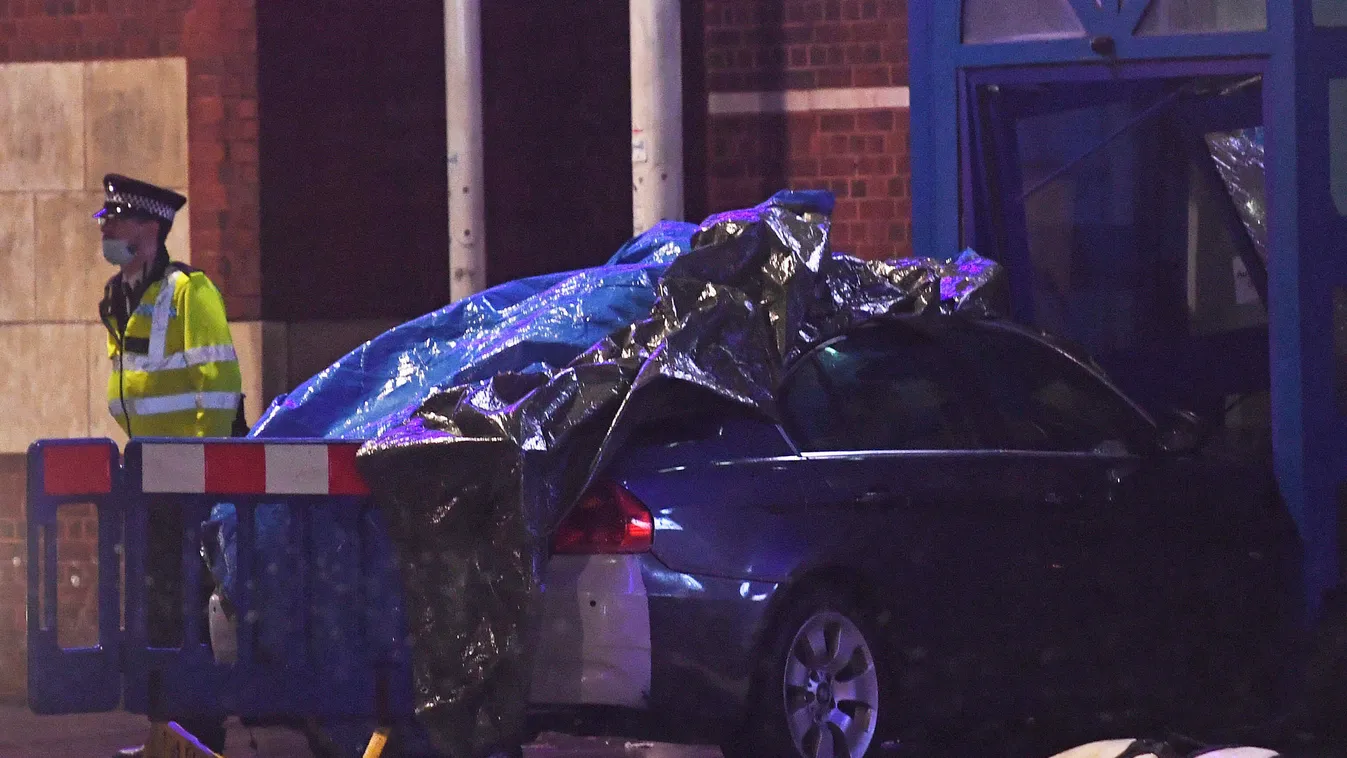 Gépkocsi hajtott egy rendőrőrs bejáratának - fotók