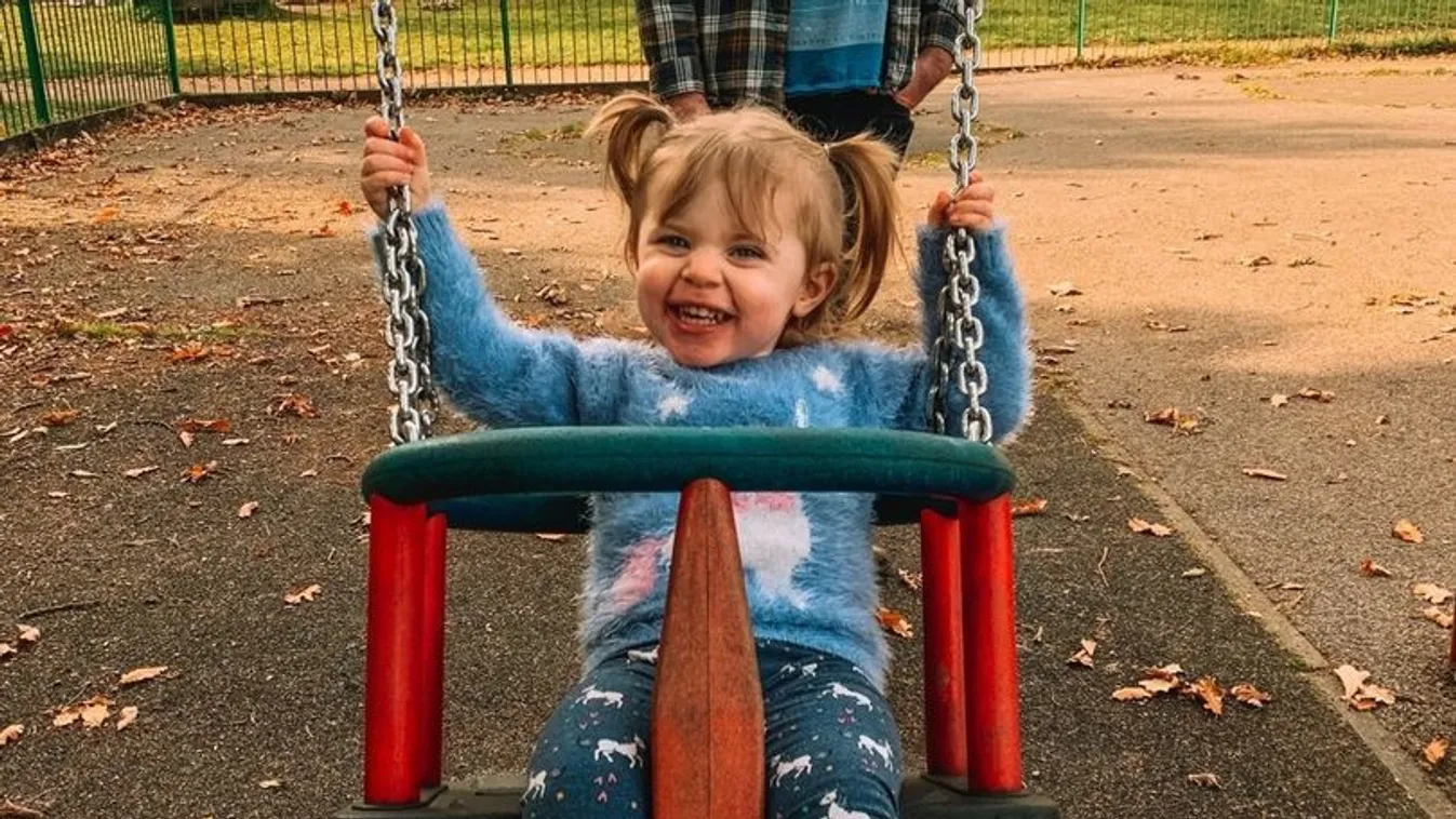 „Gyönyörű 2 éves kislányunk álmában elhunyt” - mandulagyulladásnak hitték, két nappal később elveszítették gyermeküket