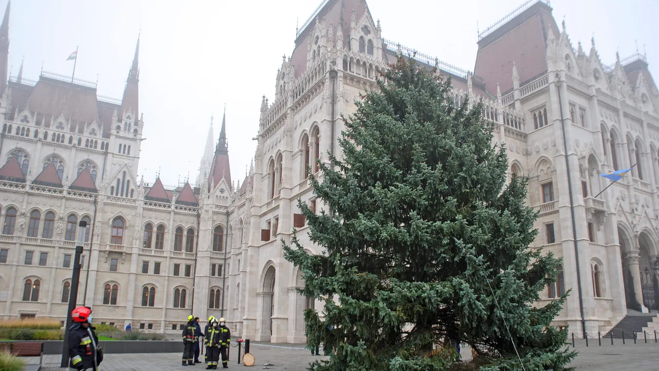 Felállították az Ország Karácsonyfáját a Parlament előtt - fotók