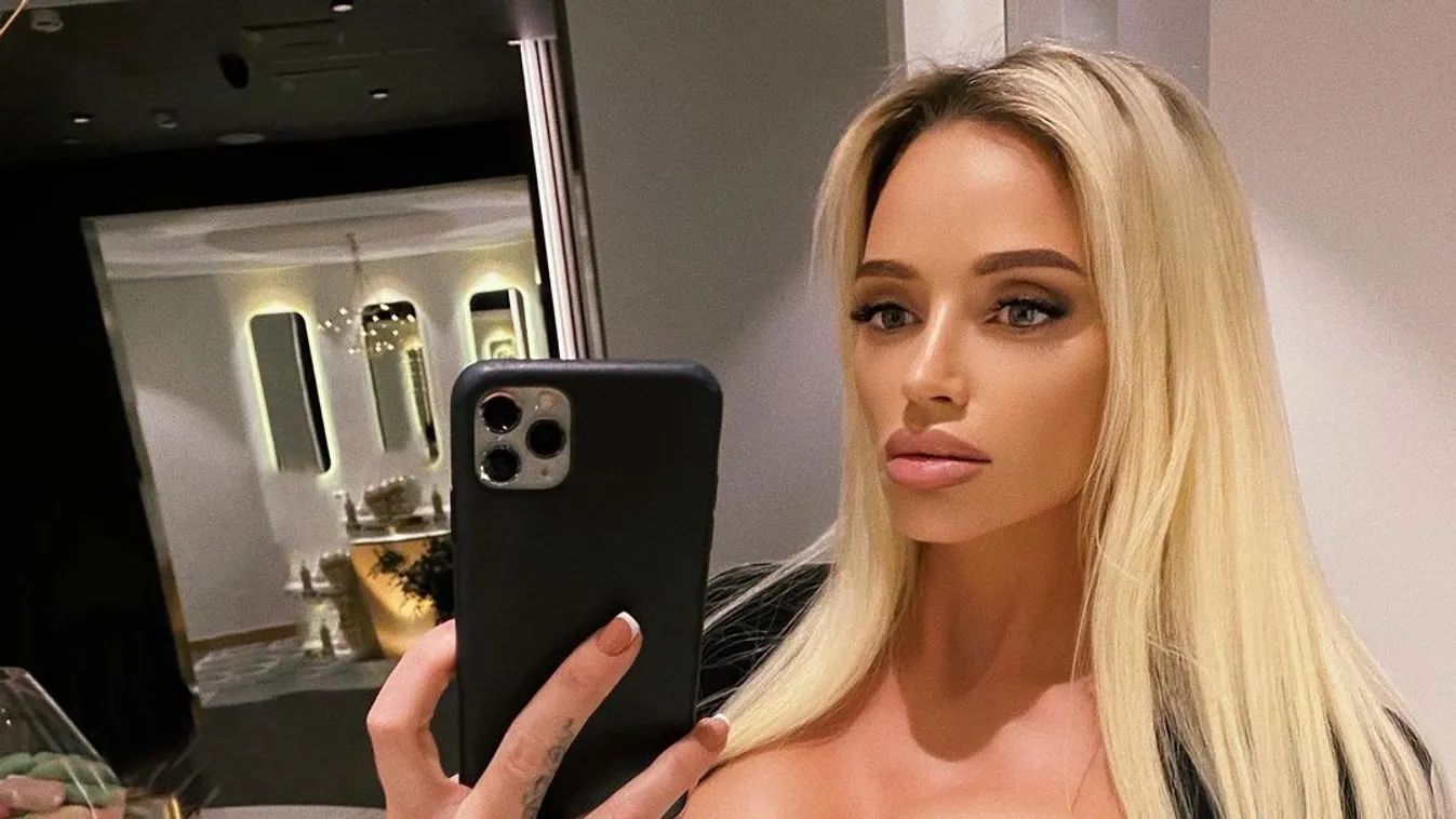 Rányitottak a WC-ben, letolt bugyival ült a vadító kebelcsoda