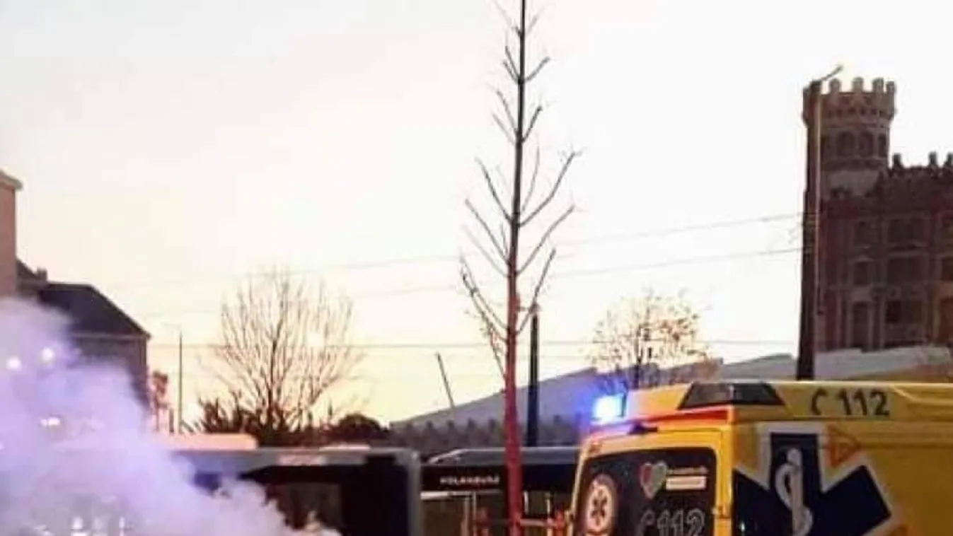 Bizarr látvány: vegyvédelmi felszerelésben oltották a tüzet a mentősök a Széll Kálmán téren