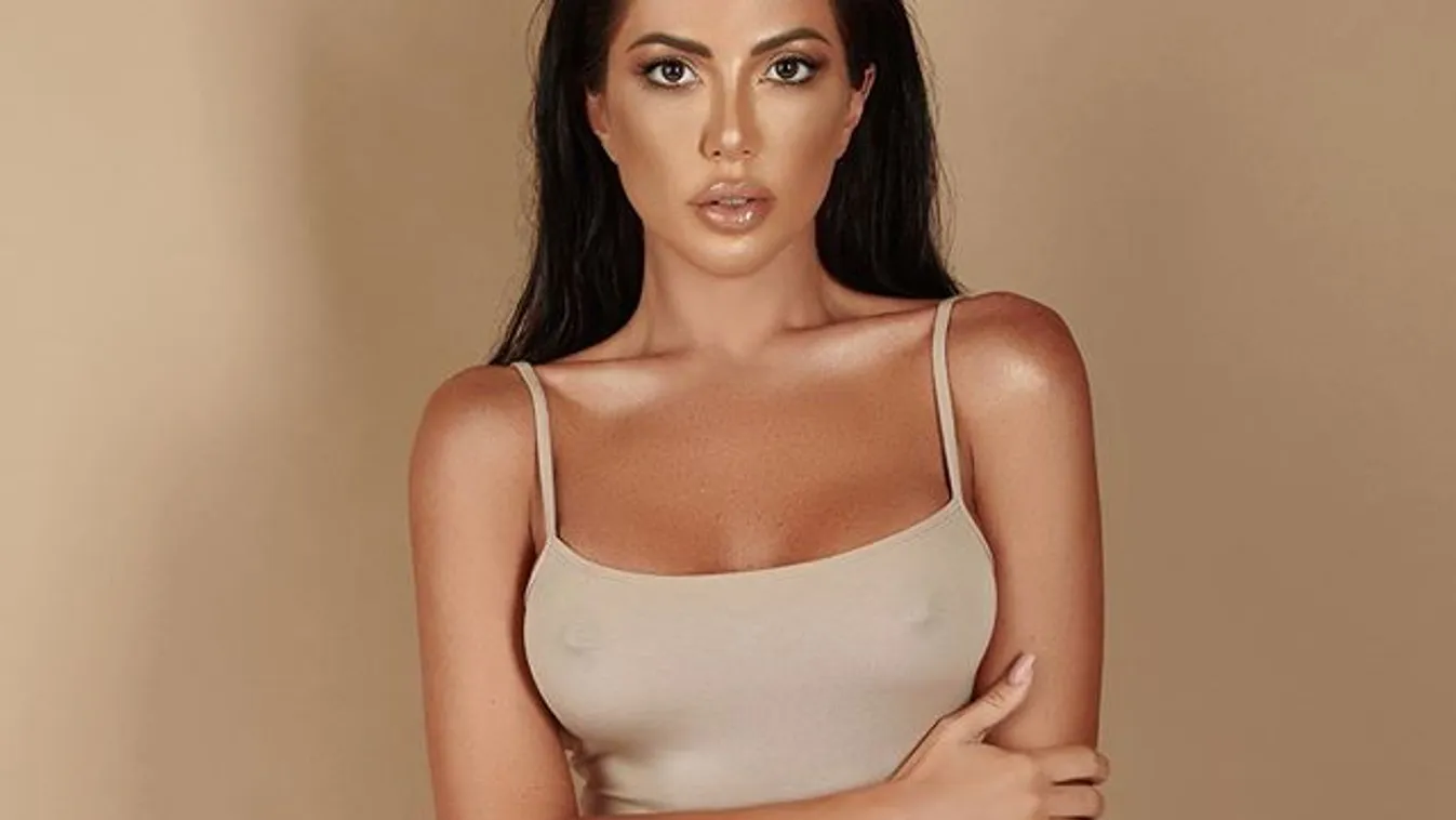 Belepirulsz, áttetsző felsőben mutatta meg csodás melleit a szurkolólány