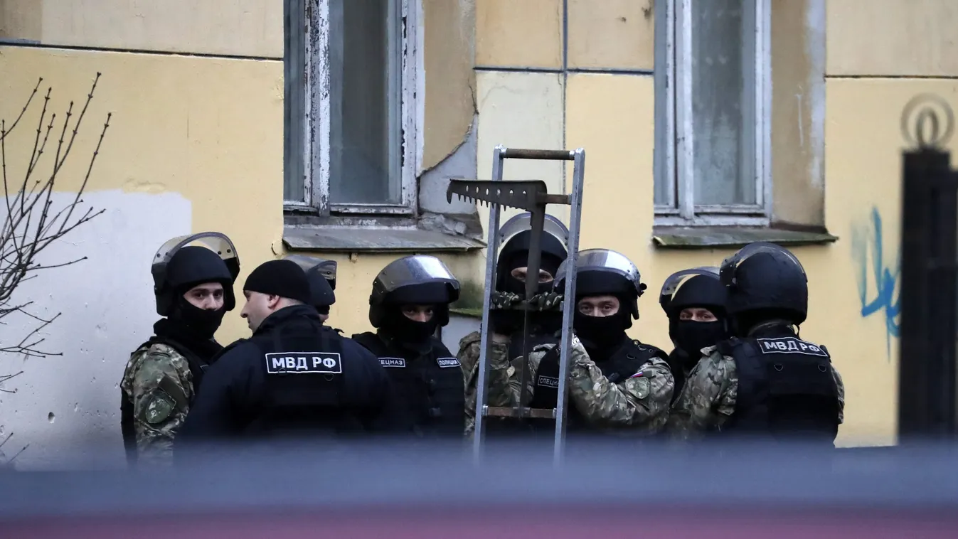 Helyszíni fotók Szentpétervárról, ahol gyerekeket ejtett túszul egy baltás férfi