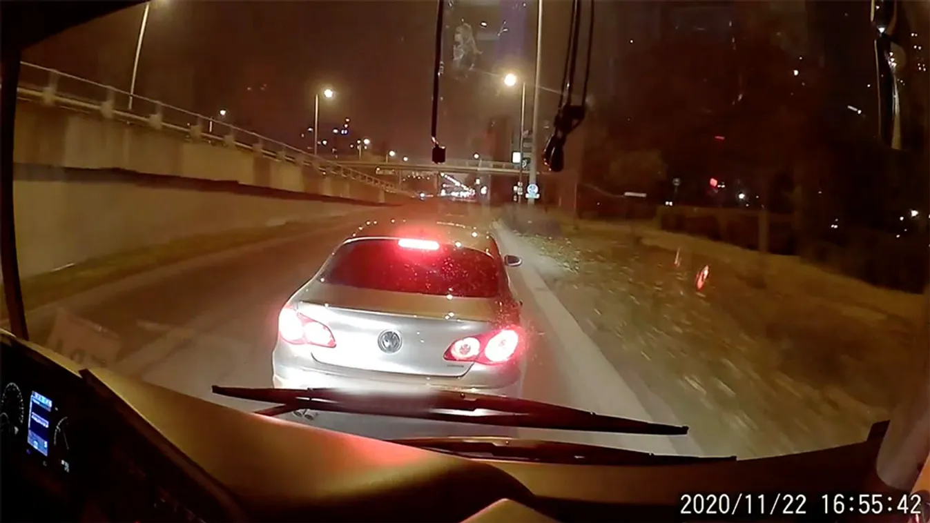 Pofátlanság: Metrópótló előtt büntetőfékezett a sofőr – videó