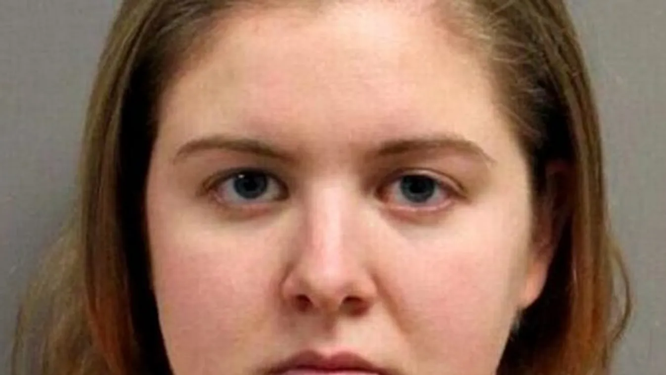 Érzéki masszázst adott a 12 éves diáklánynak a szexéhes tanárnő, ott lent simogatta...