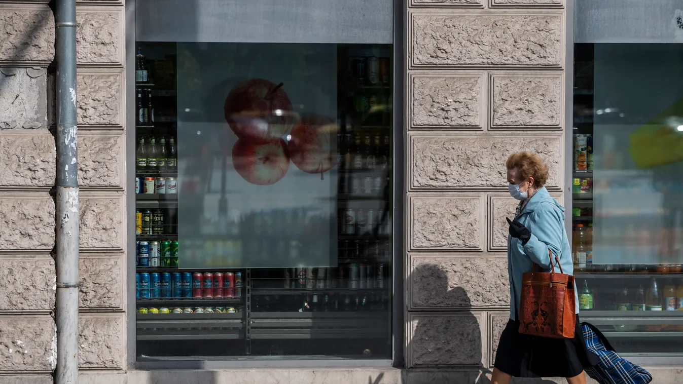 Megdöbbentő képek egy bevásárlóközpontból: maszk nélküli eladók, szakácsok