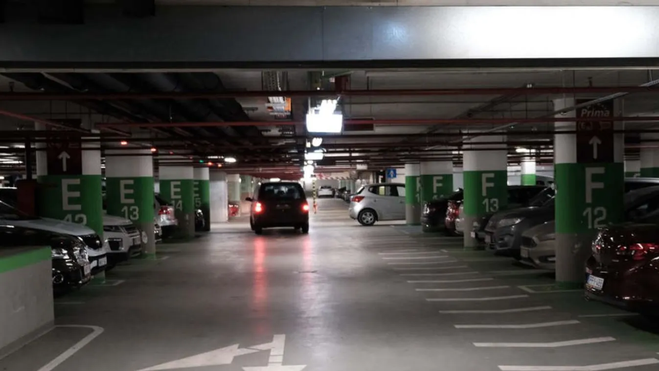 Ingyenessé tette a parkolóházak éjszakai használatát a kormány