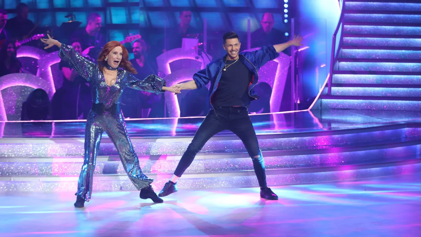 Détár Enikőt körbetekercselték, mint egy múmiát - Fotó