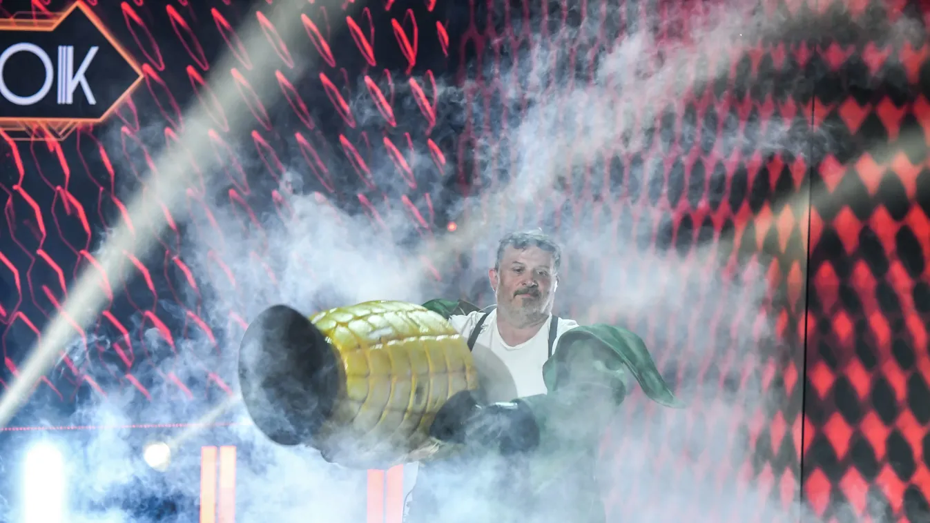 Az irodája előtt várta a fekete autó Lagzi Lajcsit, nem véletlenül