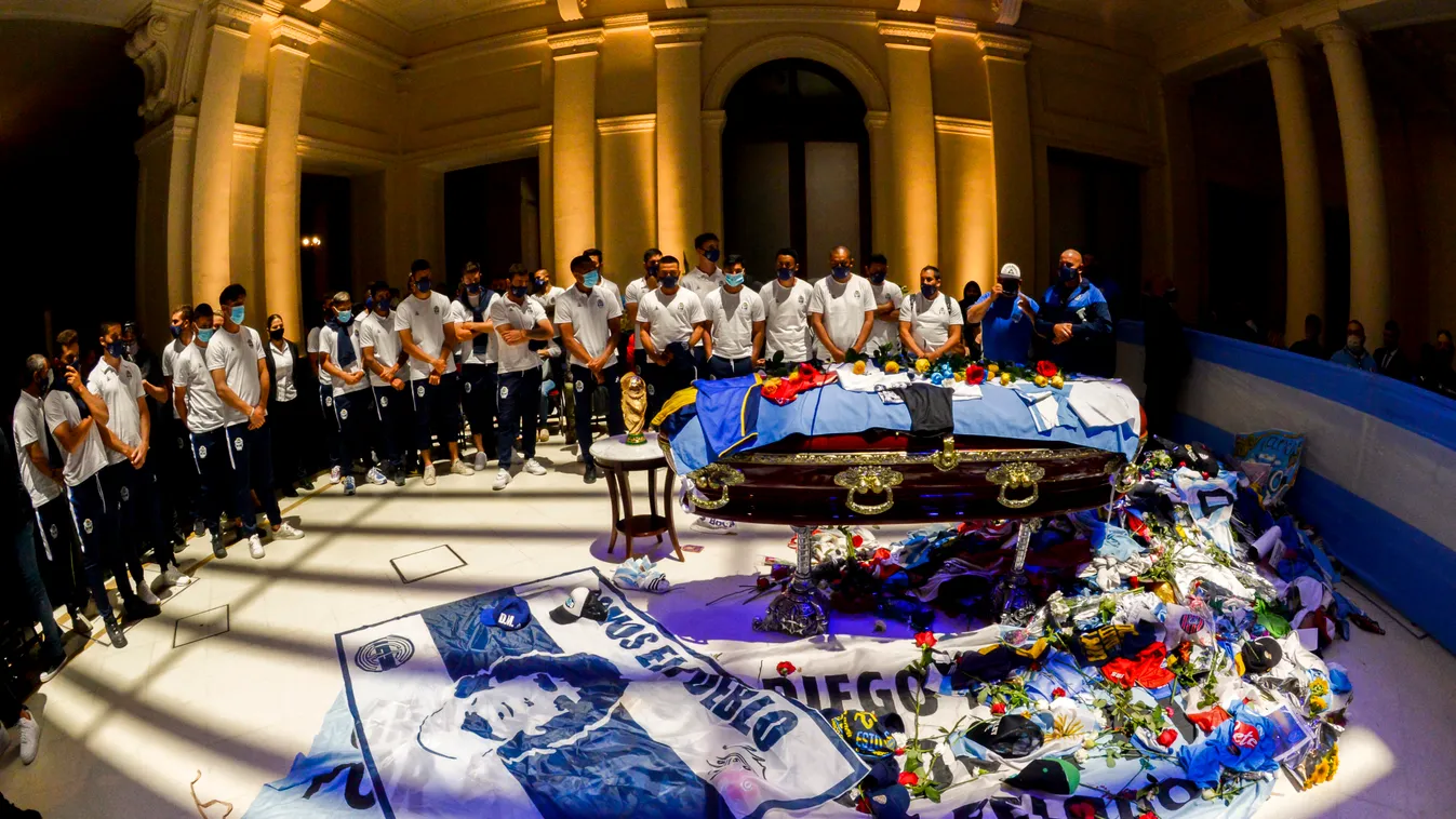 Botrányos fotó: félholtra verték a ganét, aki Maradona holttestével szelfizett