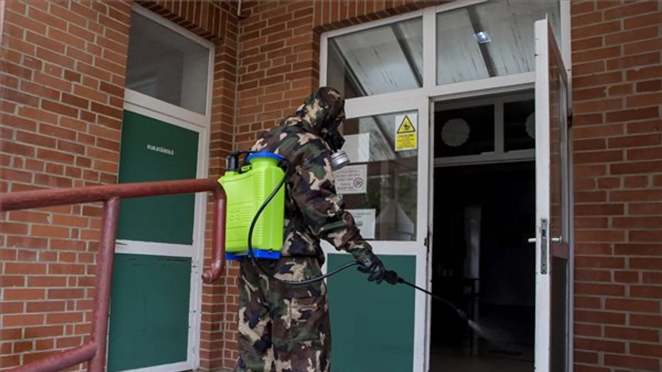 Győri iskolát fertőtlenít a honvédség