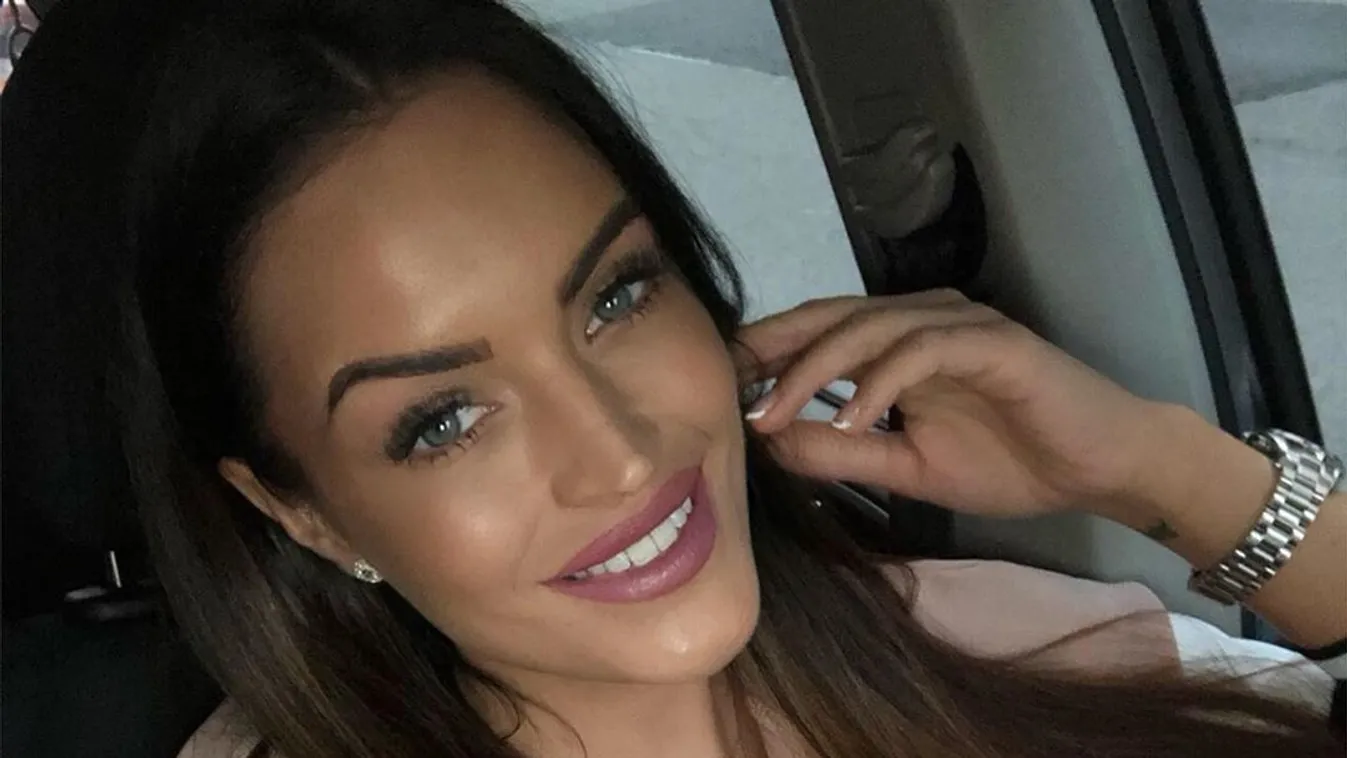 Hófehér csipkebugyiban villantott szexi V-pózt a gyönyörű magyar modell