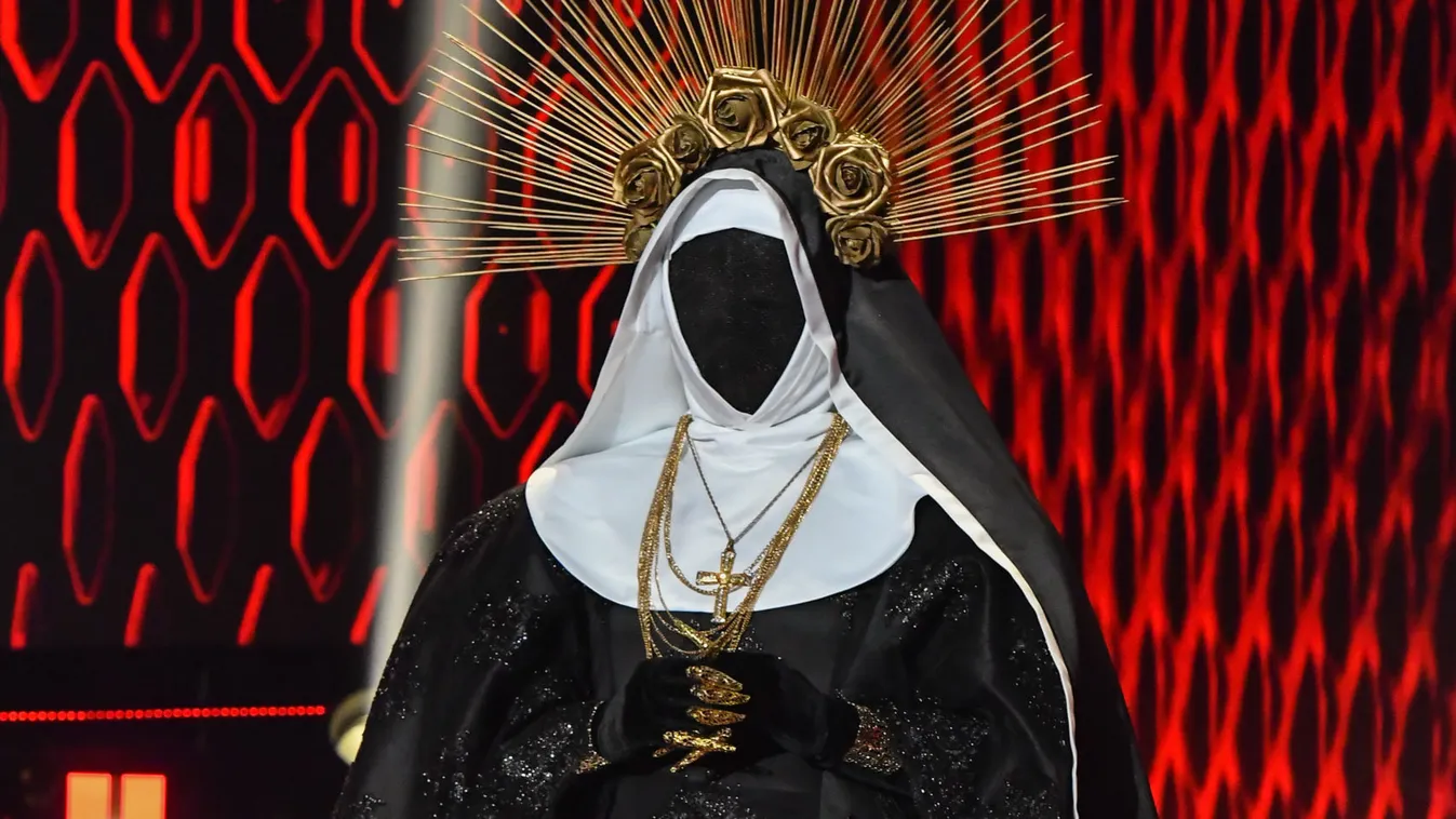 Hoppá, ezt ki gondolta volna? Őt rejtette az Apáca jelmeze!