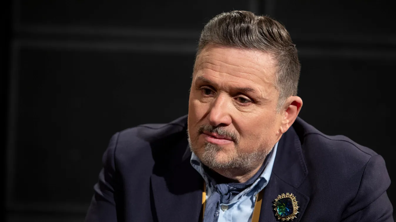 Elvonult a világ elől, Lajcsi remeteként él egy csónakházban