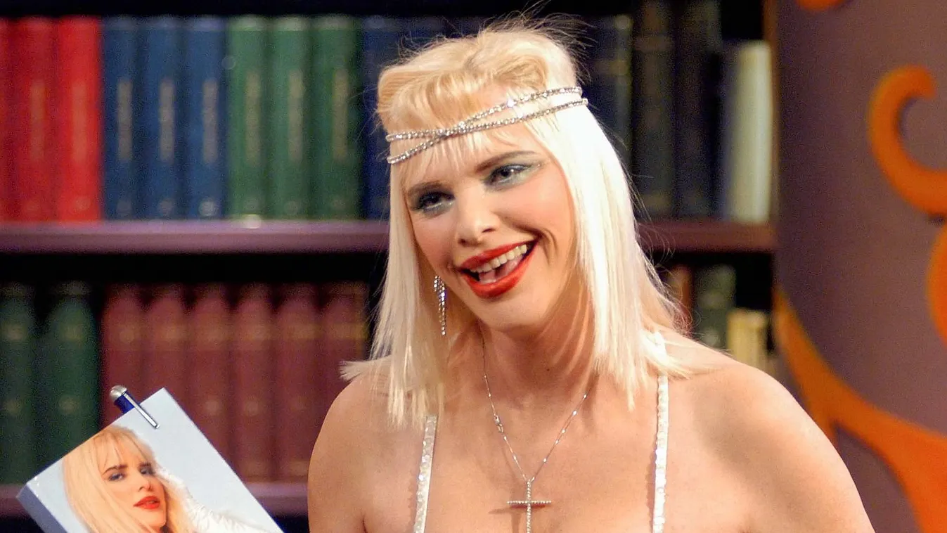 Szétszakadt a felső a magyar pornódíván, kikandikáltak a cickói +18 - Fotó