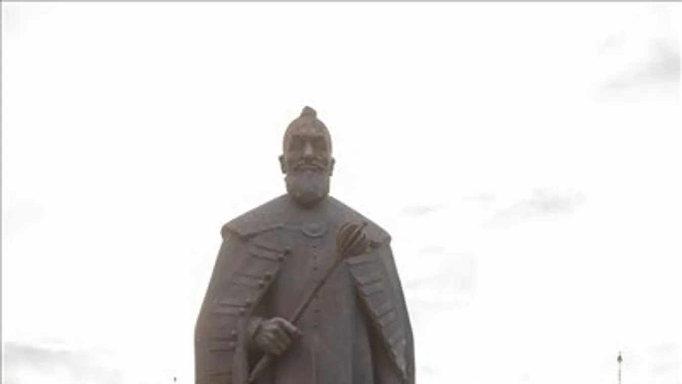 Marosvásárhelyen felavatták Bethlen Gábor egész alakos szobrát