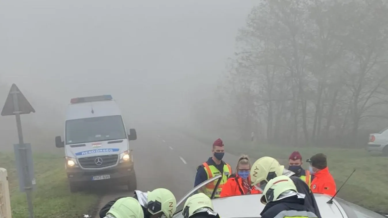 Brutális fotó érkezett: így szabadították ki a sofőrt a ronccsá tört autóból