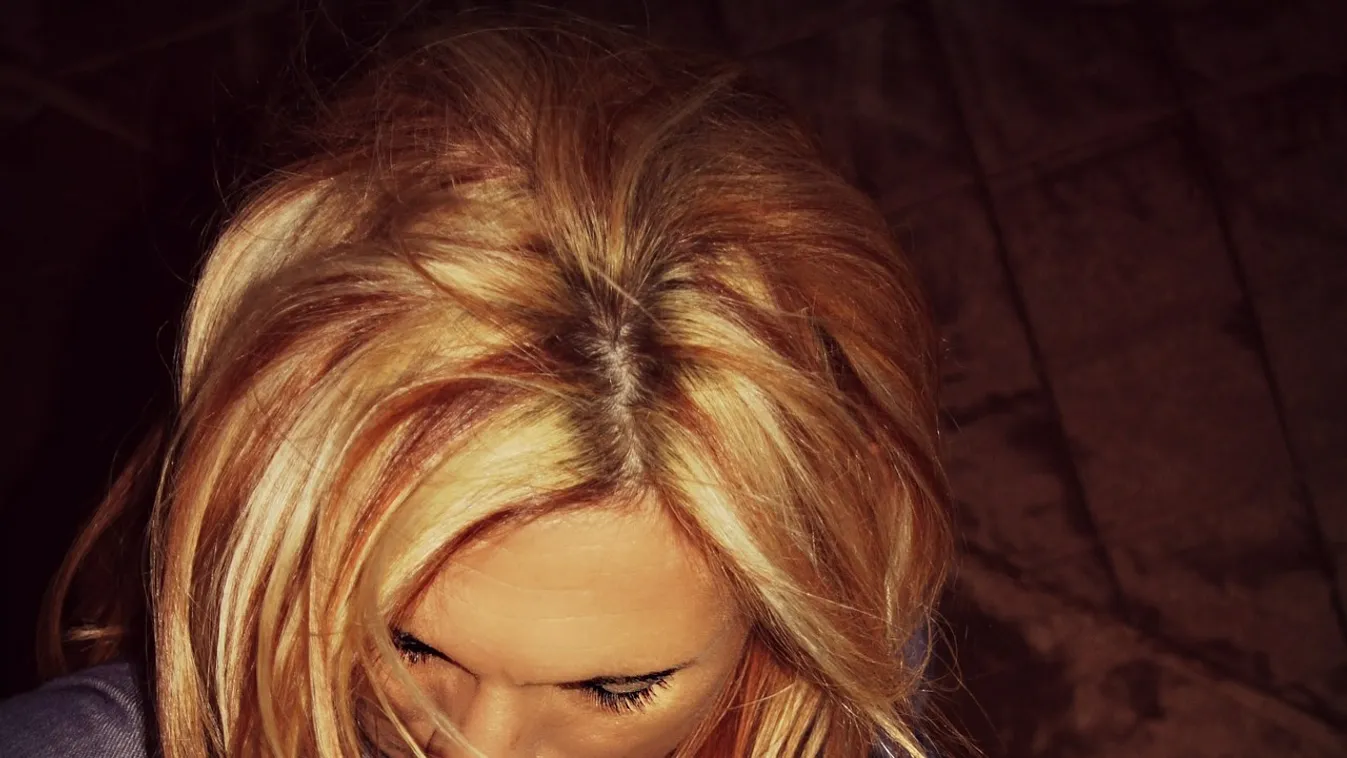 Maszkban villantott cicit a buszon utazó egzotikus csaj