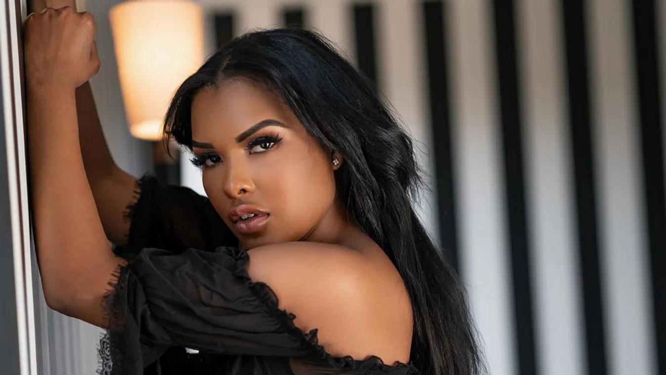 Belepirulsz, a teraszon vetkőzött le a brutál mellű influenszerlány