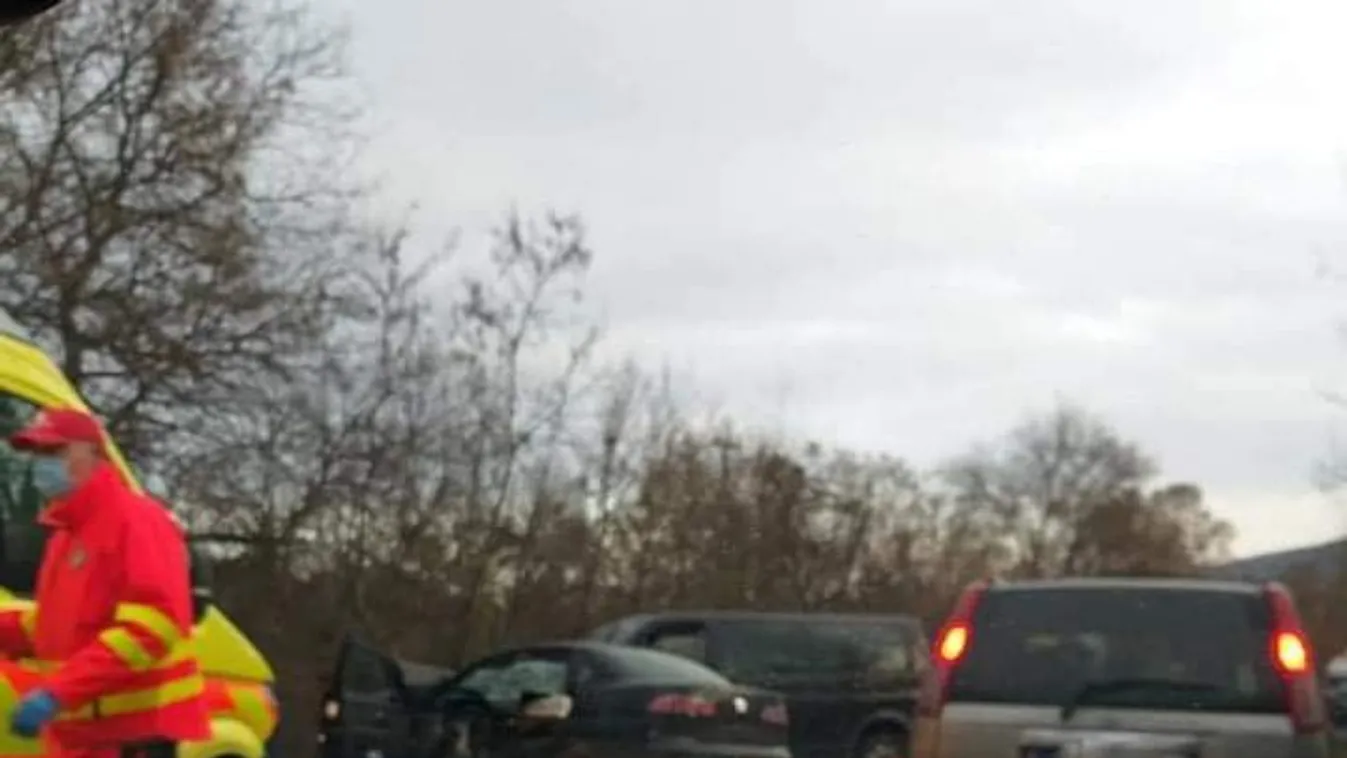 Brutális: frontálisan összeütközött egy kisbusz és egy személyautó - fotó