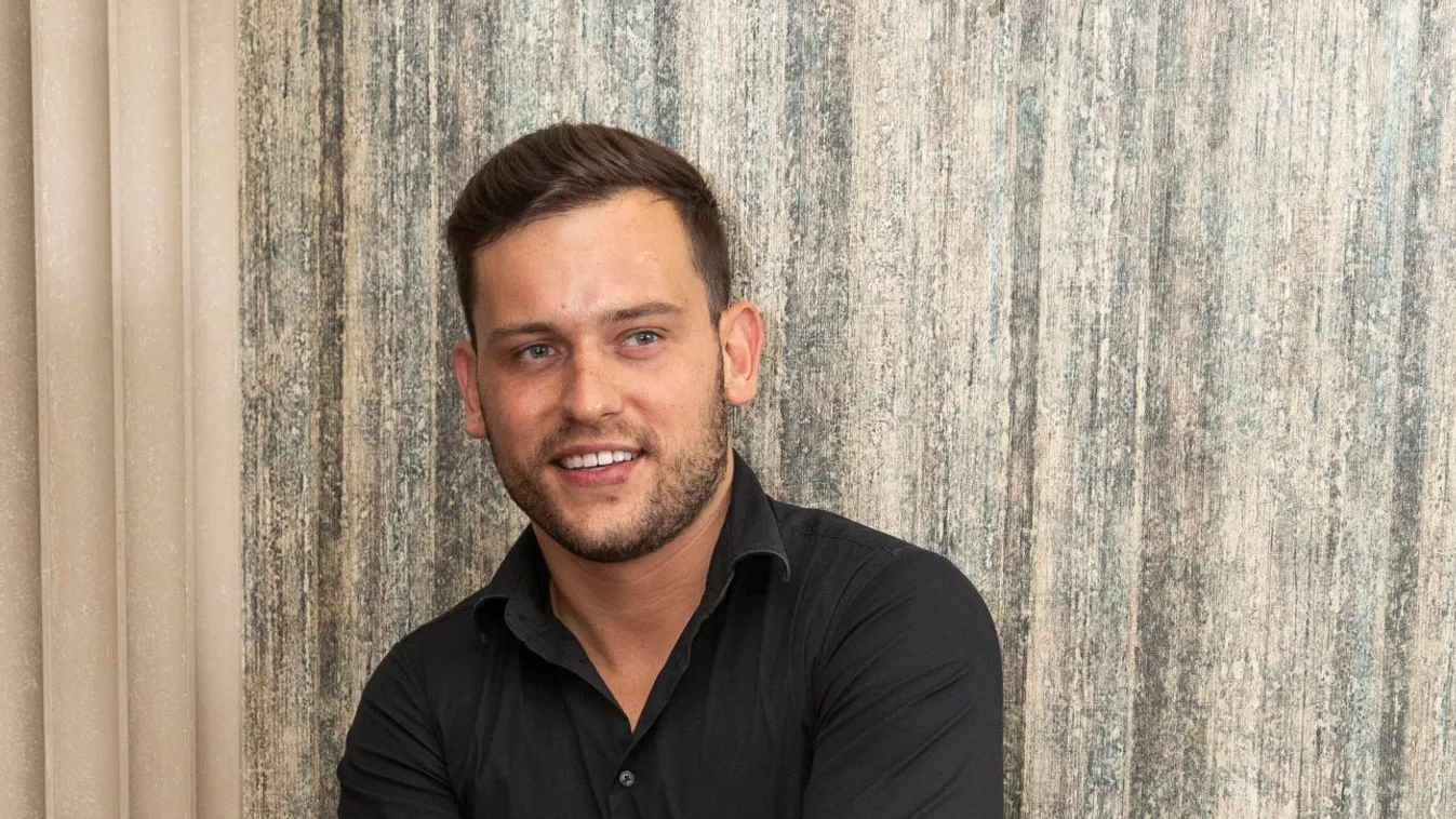 Curtis miatt bukja a követőit Szabó Ádám