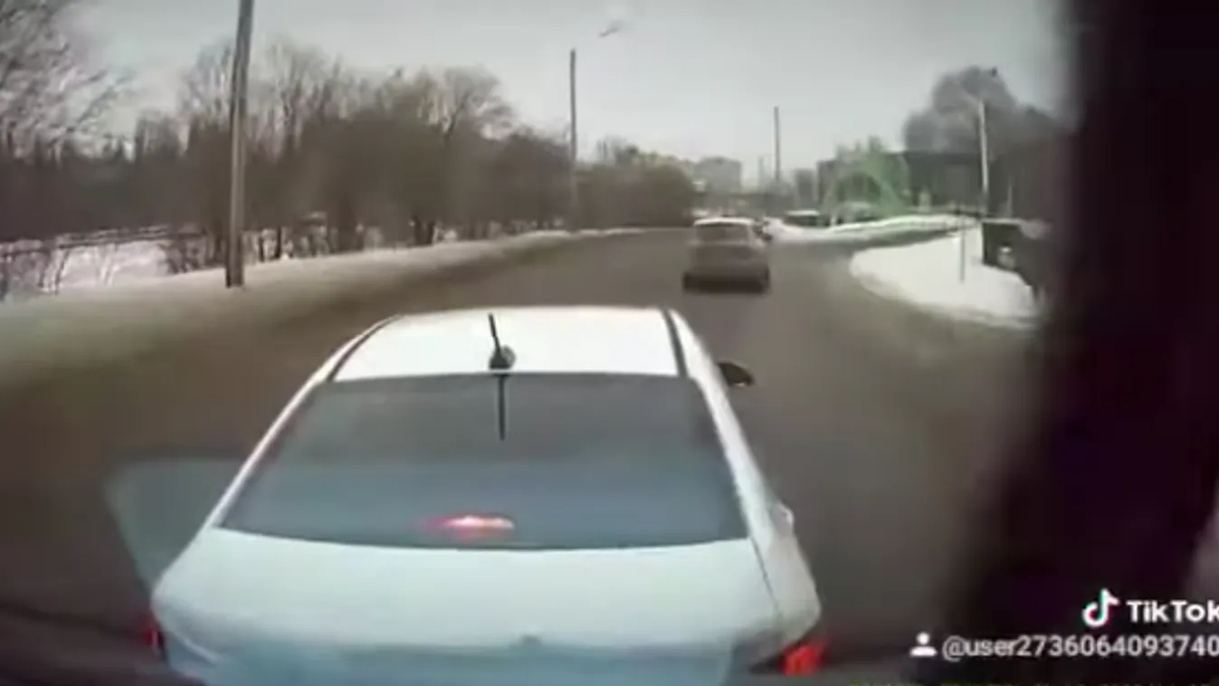 Büntetőfékezni akart a teherautós előtt, csak épp a sofőr úgy döntött, nem fog fékezni! – VIDEÓ